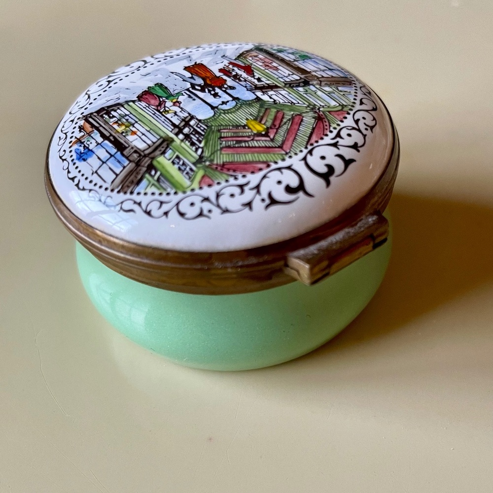 Crummles & Co. Enamel Pill/Snuff Box - Zelli, Burlington Arcade, London - Picture 5 of 10